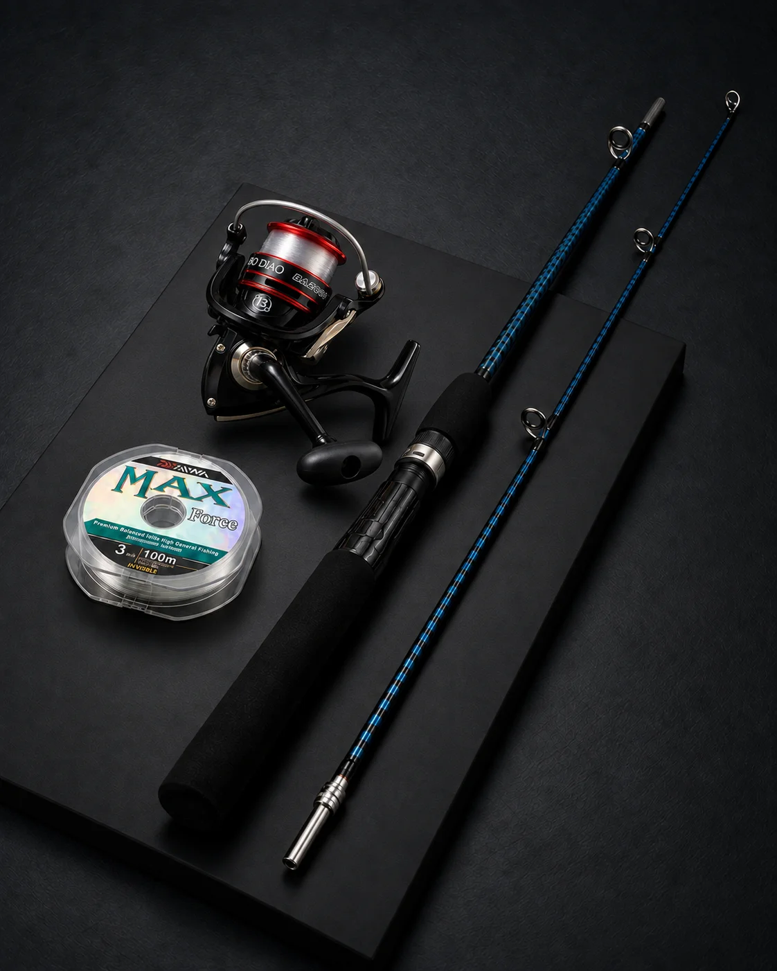 Kit de pesca com vara azul em duas partes, molinete vermelho com linha instalada e carretel de linha